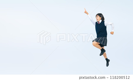 女學生指著天空向球門跳躍的全身照片 118200512