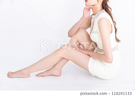 魅力，穿著白色迷你裙的女人 118201133