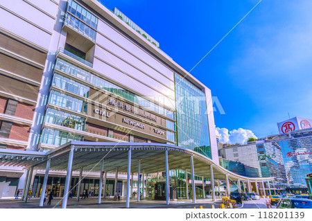 日本橫濱市容 已是九月，但炎熱天氣仍在持續。橫濱站、橫濱高島屋和積雨雲的景色 = 2020 年 9 月 9 日 118201139