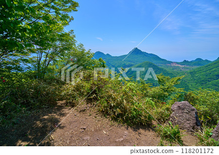 View to the east from the summit of Mount Haruna (Eboshigatake), Gunma Prefecture (including Mount Souma, Mount Futatsudake, Mount Hebigatake, etc.) 118201172
