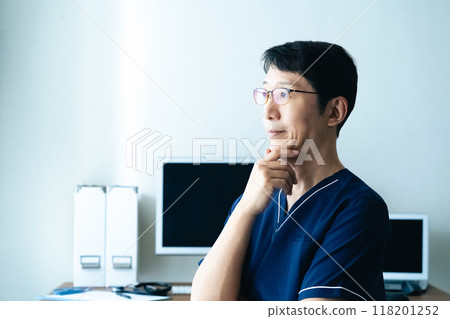 一位擔心的醫生 118201252