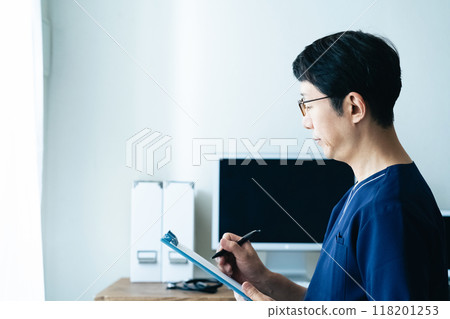 一位擔心的醫生 118201253