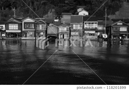安靜的海船屋的早晨單色 118201899