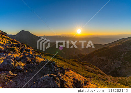 [夕陽素材]秋天從碘嶽山看到的夕陽[長野縣] 118202143
