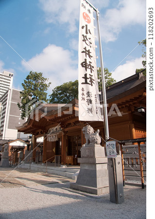 An oasis in the city: A worship hall in the midst of greenery in the city [Koshioi Shrine] 118202693