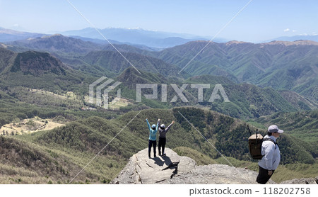 Climbers looking at the scenery Climbers looking at the scenery 118202758