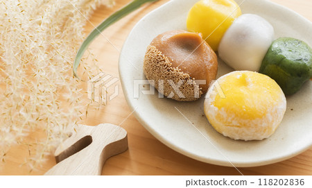 Tsukimi dango and chestnut buns, autumn Japanese sweets, autumn appetite Tsukimi dango and chestnut buns, autumn Japanese sweets, autumn appetite 118202836