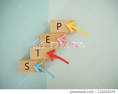 木塊上的階梯字母階段 118203079