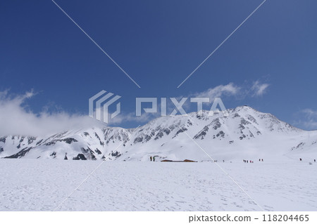 5月初的立山黑部阿爾卑斯山脈路線,從立山室堂平到立山主峰、正岳的景色 5月初的立山黑部阿爾卑斯山脈路線,從立山室堂平到立山主峰、正岳的景色 118204465