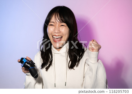 穿著白色連帽衫的年輕女子的肖像（遊戲，控制器） 118205703