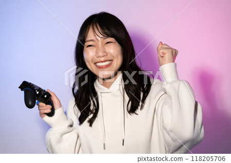 穿著白色連帽衫的年輕女子的肖像(遊戲,控制器) 穿著白色連帽衫的年輕女子的肖像(遊戲,控制器) 118205706