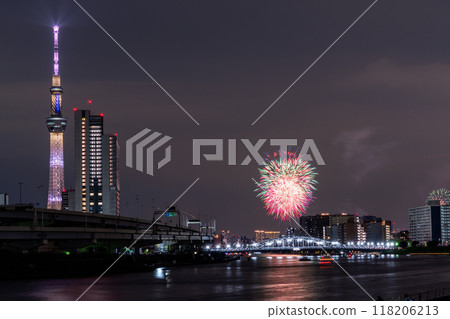 [東京]隅田川花火大會，眺望白須橋 118206213