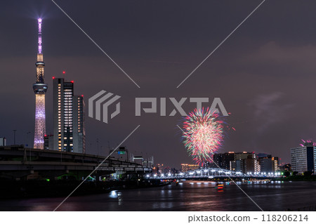 Tokyo: Sumida River Fireworks Festival, overlooking Shirahige Bridge 118206214