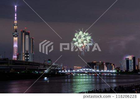 Tokyo: Sumida River Fireworks Festival, overlooking Shirahige Bridge 118206228