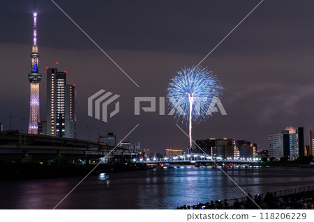Tokyo: Sumida River Fireworks Festival, overlooking Shirahige Bridge 118206229