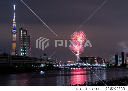 [東京]隅田川花火大會，眺望白須橋 118206233