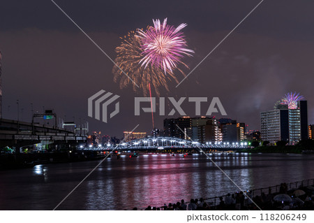 Tokyo: Sumida River Fireworks Festival, overlooking Shirahige Bridge 118206249
