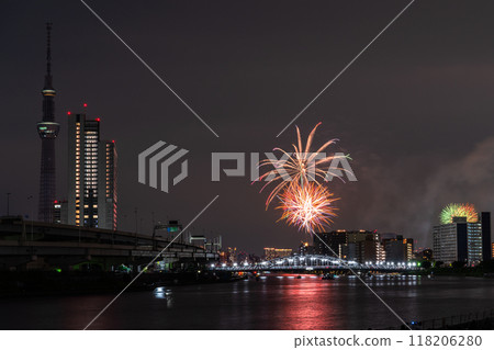 [東京]隅田川花火大會，眺望白須橋 118206280