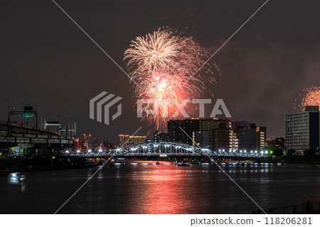 Tokyo: Sumida River Fireworks Festival, overlooking Shirahige Bridge 118206281