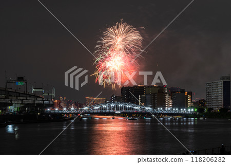 [東京]隅田川花火大會，眺望白須橋 118206282