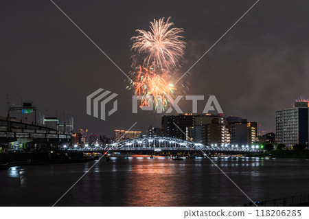 Tokyo: Sumida River Fireworks Festival, overlooking Shirahige Bridge 118206285