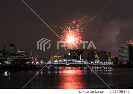 [東京]隅田川花火大會，眺望白須橋 118206301