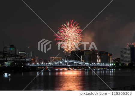 [東京]隅田川花火大會，眺望白須橋 118206303