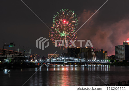 Tokyo: Sumida River Fireworks Festival, overlooking Shirahige Bridge 118206311