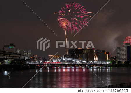 Tokyo: Sumida River Fireworks Festival, overlooking Shirahige Bridge 118206315