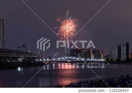 Tokyo: Sumida River Fireworks Festival, overlooking Shirahige Bridge 118206407