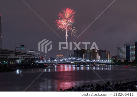 [東京]隅田川花火大會，眺望白須橋 118206411