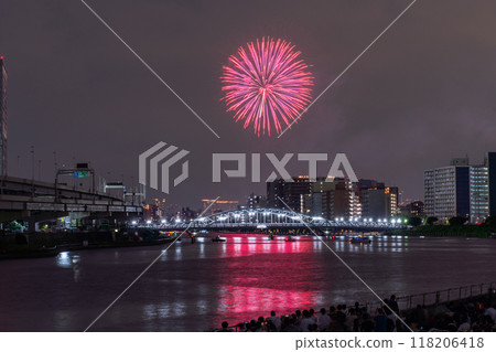 Tokyo: Sumida River Fireworks Festival, overlooking Shirahige Bridge 118206418