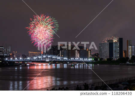 Tokyo: Sumida River Fireworks Festival, overlooking Shirahige Bridge 118206430