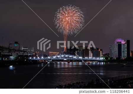 Tokyo: Sumida River Fireworks Festival, overlooking Shirahige Bridge 118206441