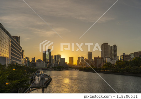 A beautiful evening view of Nakanoshima from Tenmabashi Bridge A beautiful evening view of Nakanoshima from Tenmabashi Bridge 118206511
