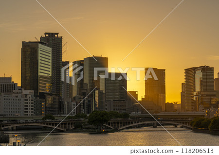 從天滿橋欣賞中之島美麗的日落景色 從天滿橋欣賞中之島美麗的日落景色 118206513