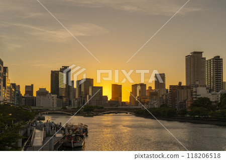 從天滿橋欣賞中之島美麗的日落景色 118206518