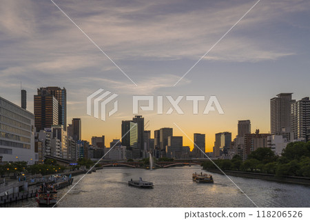 從天滿橋欣賞中之島美麗的日落景色 118206526