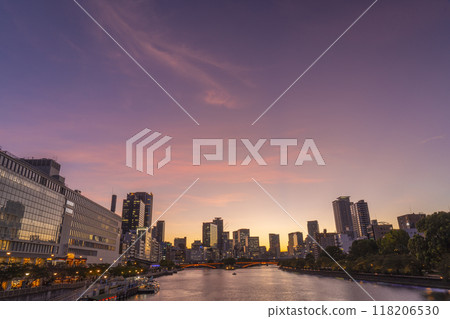 從天滿橋欣賞中之島美麗的日落景色 從天滿橋欣賞中之島美麗的日落景色 118206530