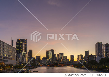 從天滿橋欣賞中之島美麗的日落景色 118206531