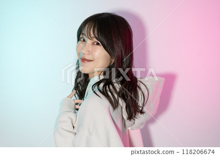 身穿白色連帽衫的年輕女子的肖像 身穿白色連帽衫的年輕女子的肖像 118206674