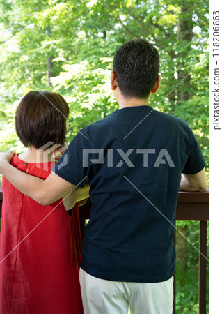 A couple touring a villa 118206863