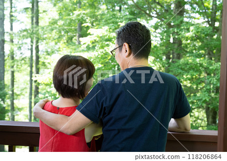 A couple touring a villa 118206864