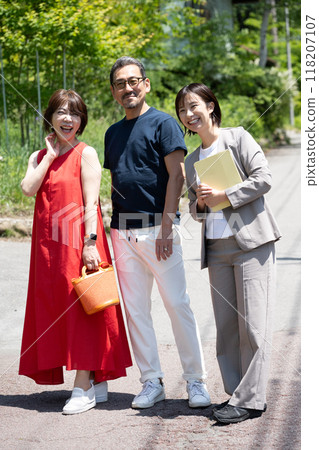 A couple touring a villa 118207107