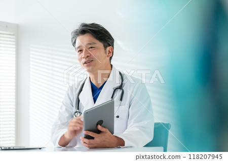 Men in white coats, medical 118207945