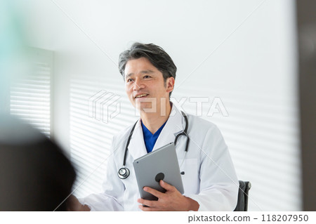 穿白大褂的男性醫療 118207950