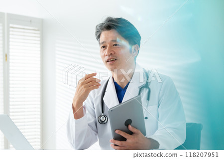 穿白大褂的男性醫療 118207951