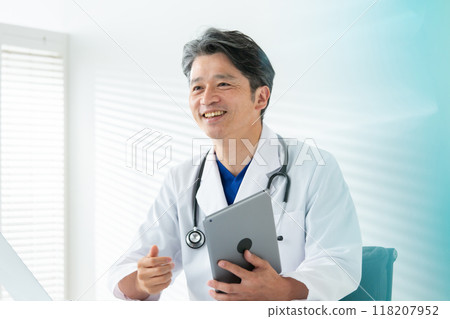 Men in white coats, medical 118207952