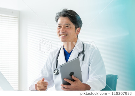 穿白大褂的男性醫療 118207953