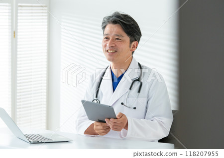 穿白大褂的男性醫療 118207955